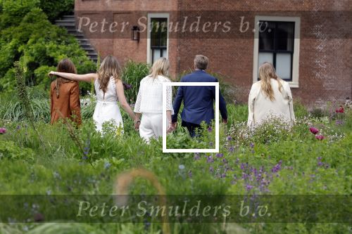Den Haag 7 juni 2024
Fotouurte met de koninklijke familie op Huis ten Bosch .
Aanwezig Koning Willem Alexander Koningin Maxima Prinses Amalia Prinses Alexia Prinses Ariane en hun hondje Rambo.