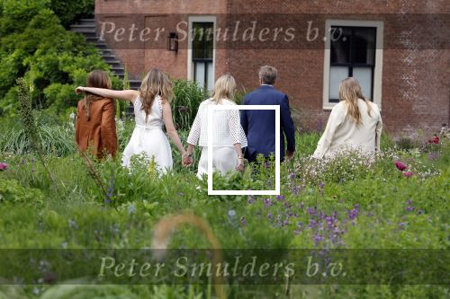 Den Haag 7 juni 2024
Fotouurte met de koninklijke familie op Huis ten Bosch .
Aanwezig Koning Willem Alexander Koningin Maxima Prinses Amalia Prinses Alexia Prinses Ariane en hun hondje Rambo.