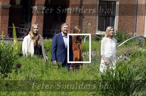 Den Haag 7 juni 2024
Fotouurte met de koninklijke familie op Huis ten Bosch .
Aanwezig Koning Willem Alexander Koningin Maxima Prinses Amalia Prinses Alexia Prinses Ariane en hun hondje Rambo.