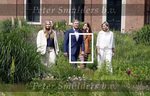 Den Haag 7 juni 2024
Fotouurte met de koninklijke familie op Huis ten Bosch .
Aanwezig Koning Willem Alexander Koningin Maxima Prinses Amalia Prinses Alexia Prinses Ariane en hun hondje Rambo.