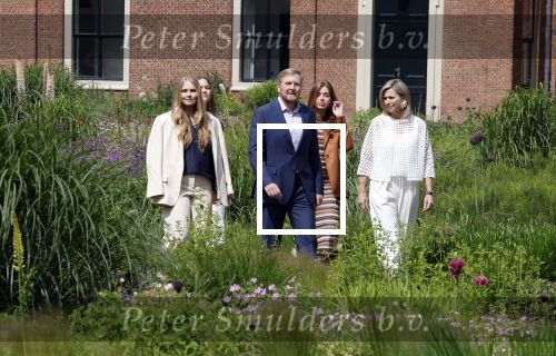 Den Haag 7 juni 2024
Fotouurte met de koninklijke familie op Huis ten Bosch .
Aanwezig Koning Willem Alexander Koningin Maxima Prinses Amalia Prinses Alexia Prinses Ariane en hun hondje Rambo.
