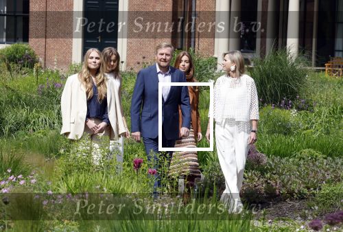 Den Haag 7 juni 2024
Fotouurte met de koninklijke familie op Huis ten Bosch .
Aanwezig Koning Willem Alexander Koningin Maxima Prinses Amalia Prinses Alexia Prinses Ariane en hun hondje Rambo.