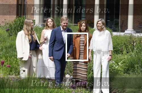 Den Haag 7 juni 2024
Fotouurte met de koninklijke familie op Huis ten Bosch .
Aanwezig Koning Willem Alexander Koningin Maxima Prinses Amalia Prinses Alexia Prinses Ariane en hun hondje Rambo.