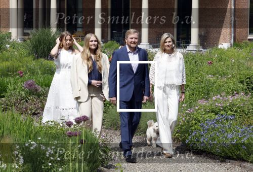 Den Haag 7 juni 2024
Fotouurte met de koninklijke familie op Huis ten Bosch .
Aanwezig Koning Willem Alexander Koningin Maxima Prinses Amalia Prinses Alexia Prinses Ariane en hun hondje Rambo.