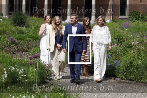 Den Haag 7 juni 2024
Fotouurte met de koninklijke familie op Huis ten Bosch .
Aanwezig Koning Willem Alexander Koningin Maxima Prinses Amalia Prinses Alexia Prinses Ariane en hun hondje Rambo.