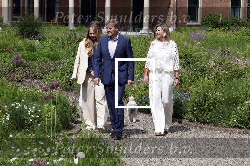 Den Haag 7 juni 2024
Fotouurte met de koninklijke familie op Huis ten Bosch .
Aanwezig Koning Willem Alexander Koningin Maxima Prinses Amalia Prinses Alexia Prinses Ariane en hun hondje Rambo.