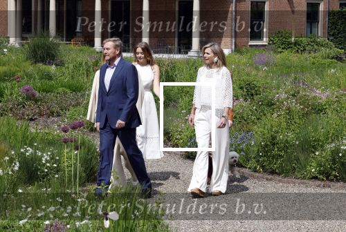 Den Haag 7 juni 2024
Fotouurte met de koninklijke familie op Huis ten Bosch .
Aanwezig Koning Willem Alexander Koningin Maxima Prinses Amalia Prinses Alexia Prinses Ariane en hun hondje Rambo.