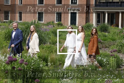 Den Haag 7 juni 2024
Fotouurte met de koninklijke familie op Huis ten Bosch .
Aanwezig Koning Willem Alexander Koningin Maxima Prinses Amalia Prinses Alexia Prinses Ariane en hun hondje Rambo.