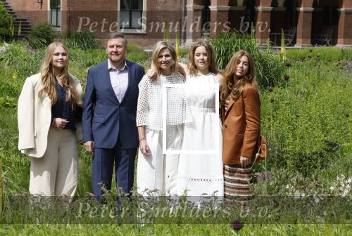 Den Haag 7 juni 2024
Fotouurte met de koninklijke familie op Huis ten Bosch .
Aanwezig Koning Willem Alexander Koningin Maxima Prinses Amalia Prinses Alexia Prinses Ariane en hun hondje Rambo.