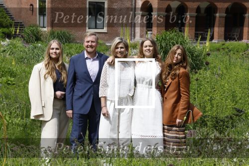 Den Haag 7 juni 2024
Fotouurte met de koninklijke familie op Huis ten Bosch .
Aanwezig Koning Willem Alexander Koningin Maxima Prinses Amalia Prinses Alexia Prinses Ariane en hun hondje Rambo.