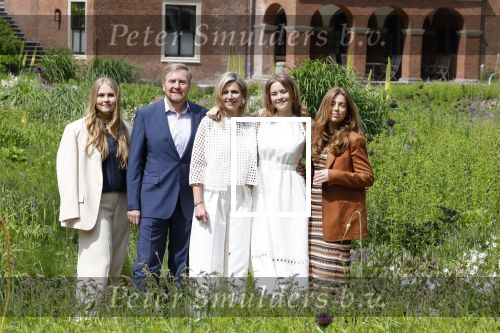 Den Haag 7 juni 2024
Fotouurte met de koninklijke familie op Huis ten Bosch .
Aanwezig Koning Willem Alexander Koningin Maxima Prinses Amalia Prinses Alexia Prinses Ariane en hun hondje Rambo.