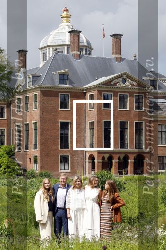Den Haag 7 juni 2024
Fotouurte met de koninklijke familie op Huis ten Bosch .
Aanwezig Koning Willem Alexander Koningin Maxima Prinses Amalia Prinses Alexia Prinses Ariane en hun hondje Rambo.
