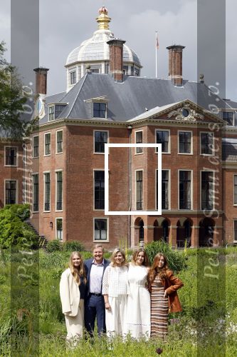 Den Haag 7 juni 2024
Fotouurte met de koninklijke familie op Huis ten Bosch .
Aanwezig Koning Willem Alexander Koningin Maxima Prinses Amalia Prinses Alexia Prinses Ariane en hun hondje Rambo.