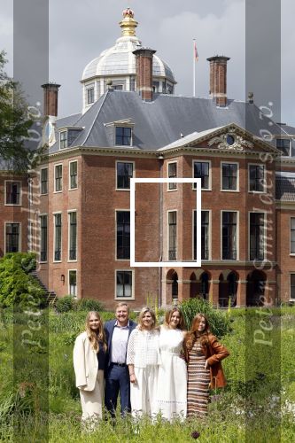 Den Haag 7 juni 2024
Fotouurte met de koninklijke familie op Huis ten Bosch .
Aanwezig Koning Willem Alexander Koningin Maxima Prinses Amalia Prinses Alexia Prinses Ariane en hun hondje Rambo.
