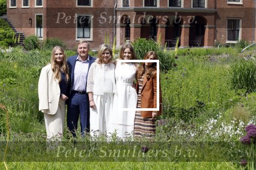 Den Haag 7 juni 2024
Fotouurte met de koninklijke familie op Huis ten Bosch .
Aanwezig Koning Willem Alexander Koningin Maxima Prinses Amalia Prinses Alexia Prinses Ariane en hun hondje Rambo.