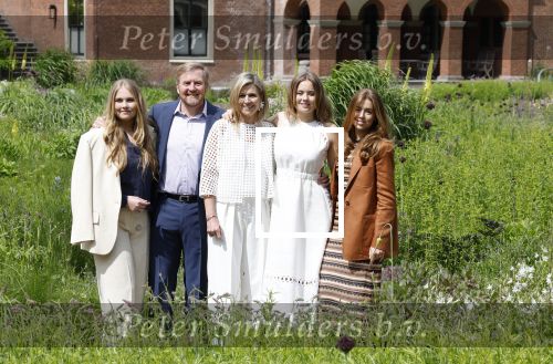 Den Haag 7 juni 2024
Fotouurte met de koninklijke familie op Huis ten Bosch .
Aanwezig Koning Willem Alexander Koningin Maxima Prinses Amalia Prinses Alexia Prinses Ariane en hun hondje Rambo.