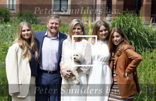 Den Haag 7 juni 2024
Fotouurte met de koninklijke familie op Huis ten Bosch .
Aanwezig Koning Willem Alexander Koningin Maxima Prinses Amalia Prinses Alexia Prinses Ariane en hun hondje Rambo.