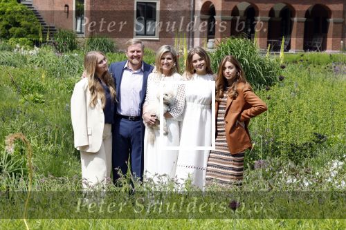 Den Haag 7 juni 2024
Fotouurte met de koninklijke familie op Huis ten Bosch .
Aanwezig Koning Willem Alexander Koningin Maxima Prinses Amalia Prinses Alexia Prinses Ariane en hun hondje Rambo.
