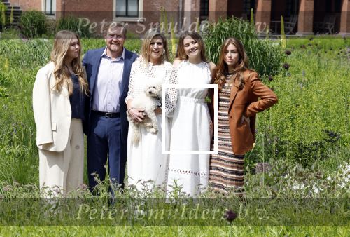 Den Haag 7 juni 2024
Fotouurte met de koninklijke familie op Huis ten Bosch .
Aanwezig Koning Willem Alexander Koningin Maxima Prinses Amalia Prinses Alexia Prinses Ariane en hun hondje Rambo.