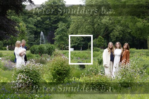 Den Haag 7 juni 2024
Fotouurte met de koninklijke familie op Huis ten Bosch .
Aanwezig Koning Willem Alexander Koningin Maxima Prinses Amalia Prinses Alexia Prinses Ariane en hun hondje Rambo.
