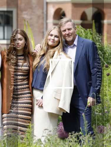 Den Haag 7 juni 2024
Fotouurte met de koninklijke familie op Huis ten Bosch .
Aanwezig Koning Willem Alexander Koningin Maxima Prinses Amalia Prinses Alexia Prinses Ariane en hun hondje Rambo.