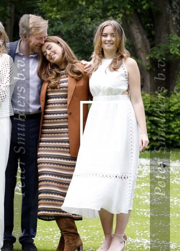 Den Haag 7 juni 2024
Fotouurte met de koninklijke familie op Huis ten Bosch .
Aanwezig Koning Willem Alexander Koningin Maxima Prinses Amalia Prinses Alexia Prinses Ariane en hun hondje Rambo.