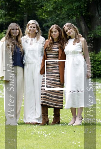 Den Haag 7 juni 2024
Fotouurte met de koninklijke familie op Huis ten Bosch .
Aanwezig Koning Willem Alexander Koningin Maxima Prinses Amalia Prinses Alexia Prinses Ariane en hun hondje Rambo.