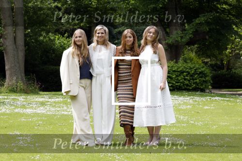 Den Haag 7 juni 2024
Fotouurte met de koninklijke familie op Huis ten Bosch .
Aanwezig Koning Willem Alexander Koningin Maxima Prinses Amalia Prinses Alexia Prinses Ariane en hun hondje Rambo.
