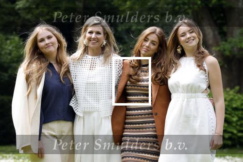 Den Haag 7 juni 2024
Fotouurte met de koninklijke familie op Huis ten Bosch .
Aanwezig Koning Willem Alexander Koningin Maxima Prinses Amalia Prinses Alexia Prinses Ariane en hun hondje Rambo.
