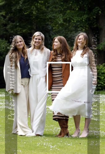 Den Haag 7 juni 2024
Fotouurte met de koninklijke familie op Huis ten Bosch .
Aanwezig Koning Willem Alexander Koningin Maxima Prinses Amalia Prinses Alexia Prinses Ariane en hun hondje Rambo.