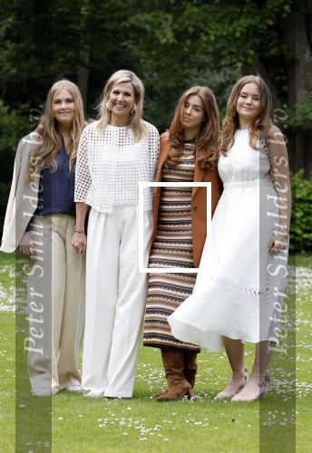 Den Haag 7 juni 2024
Fotouurte met de koninklijke familie op Huis ten Bosch .
Aanwezig Koning Willem Alexander Koningin Maxima Prinses Amalia Prinses Alexia Prinses Ariane en hun hondje Rambo.