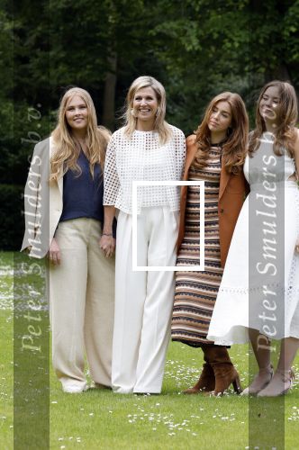 Den Haag 7 juni 2024
Fotouurte met de koninklijke familie op Huis ten Bosch .
Aanwezig Koning Willem Alexander Koningin Maxima Prinses Amalia Prinses Alexia Prinses Ariane en hun hondje Rambo.