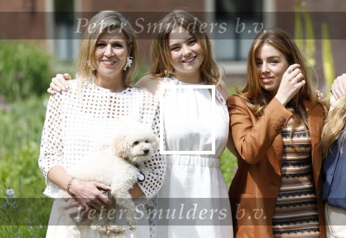 Den Haag 7 juni 2024
Fotouurte met de koninklijke familie op Huis ten Bosch .
Aanwezig Koning Willem Alexander Koningin Maxima Prinses Amalia Prinses Alexia Prinses Ariane en hun hondje Rambo.