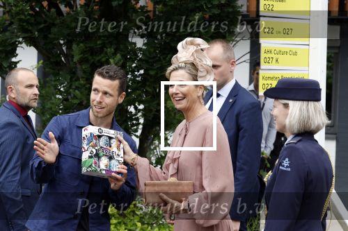 Amsterdam 29 mei 2024
Koningin Maxima bezoekt Codam College dat 5 jaar bestaat . Corinne Goddijn begeleidt haar . Ook prins Constantijn is aanwezig.
