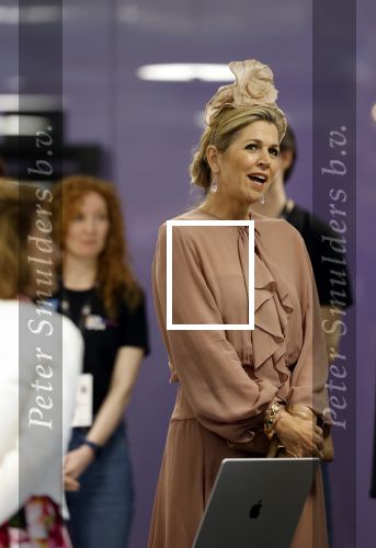 Amsterdam 29 mei 2024
Koningin Maxima bezoekt Codam College dat 5 jaar bestaat . Corinne Goddijn begeleidt haar . Ook prins Constantijn is aanwezig.