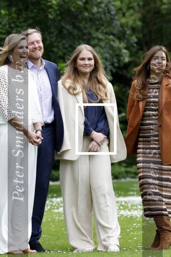 Den Haag 7 juni 2024
Fotouurte met de koninklijke familie op Huis ten Bosch .
Aanwezig Koning Willem Alexander Koningin Maxima Prinses Amalia Prinses Alexia Prinses Ariane en hun hondje Rambo.