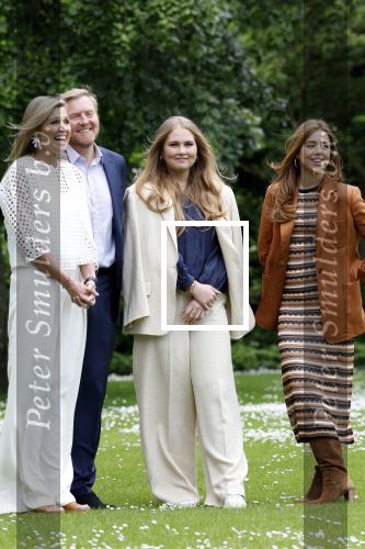 Den Haag 7 juni 2024
Fotouurte met de koninklijke familie op Huis ten Bosch .
Aanwezig Koning Willem Alexander Koningin Maxima Prinses Amalia Prinses Alexia Prinses Ariane en hun hondje Rambo.