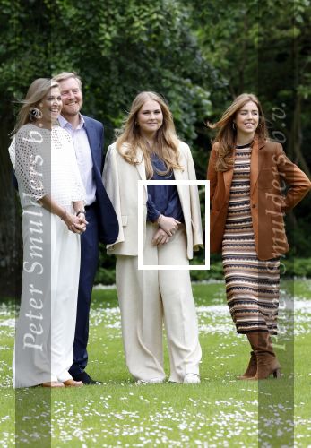 Den Haag 7 juni 2024
Fotouurte met de koninklijke familie op Huis ten Bosch .
Aanwezig Koning Willem Alexander Koningin Maxima Prinses Amalia Prinses Alexia Prinses Ariane en hun hondje Rambo.