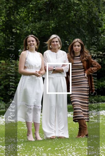 Den Haag 7 juni 2024
Fotouurte met de koninklijke familie op Huis ten Bosch .
Aanwezig Koning Willem Alexander Koningin Maxima Prinses Amalia Prinses Alexia Prinses Ariane en hun hondje Rambo.