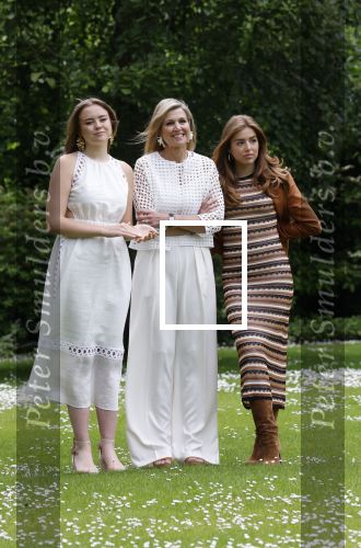 Den Haag 7 juni 2024
Fotouurte met de koninklijke familie op Huis ten Bosch .
Aanwezig Koning Willem Alexander Koningin Maxima Prinses Amalia Prinses Alexia Prinses Ariane en hun hondje Rambo.