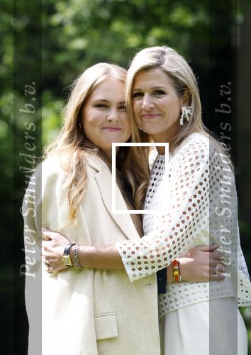Den Haag 7 juni 2024
Fotouurte met de koninklijke familie op Huis ten Bosch .
Aanwezig Koning Willem Alexander Koningin Maxima Prinses Amalia Prinses Alexia Prinses Ariane en hun hondje Rambo.