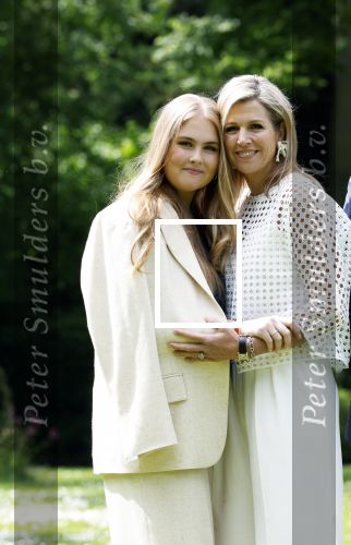 Den Haag 7 juni 2024
Fotouurte met de koninklijke familie op Huis ten Bosch .
Aanwezig Koning Willem Alexander Koningin Maxima Prinses Amalia Prinses Alexia Prinses Ariane en hun hondje Rambo.