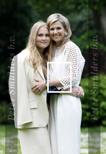 Den Haag 7 juni 2024
Fotouurte met de koninklijke familie op Huis ten Bosch .
Aanwezig Koning Willem Alexander Koningin Maxima Prinses Amalia Prinses Alexia Prinses Ariane en hun hondje Rambo.