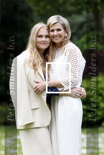 Den Haag 7 juni 2024
Fotouurte met de koninklijke familie op Huis ten Bosch .
Aanwezig Koning Willem Alexander Koningin Maxima Prinses Amalia Prinses Alexia Prinses Ariane en hun hondje Rambo.