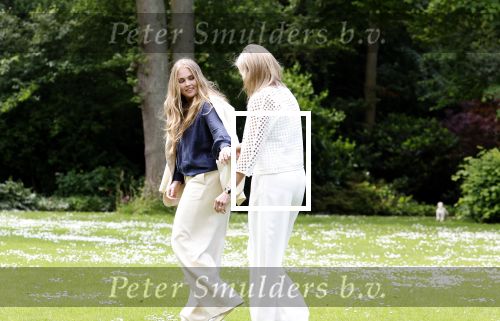Den Haag 7 juni 2024
Fotouurte met de koninklijke familie op Huis ten Bosch .
Aanwezig Koning Willem Alexander Koningin Maxima Prinses Amalia Prinses Alexia Prinses Ariane en hun hondje Rambo.