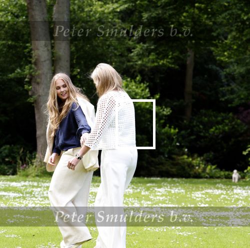 Den Haag 7 juni 2024
Fotouurte met de koninklijke familie op Huis ten Bosch .
Aanwezig Koning Willem Alexander Koningin Maxima Prinses Amalia Prinses Alexia Prinses Ariane en hun hondje Rambo.