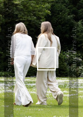 Den Haag 7 juni 2024
Fotouurte met de koninklijke familie op Huis ten Bosch .
Aanwezig Koning Willem Alexander Koningin Maxima Prinses Amalia Prinses Alexia Prinses Ariane en hun hondje Rambo.