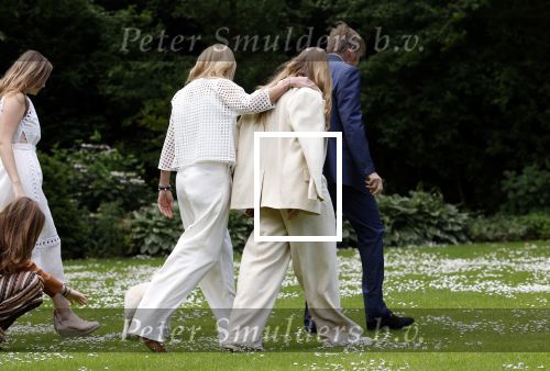 Den Haag 7 juni 2024
Fotouurte met de koninklijke familie op Huis ten Bosch .
Aanwezig Koning Willem Alexander Koningin Maxima Prinses Amalia Prinses Alexia Prinses Ariane en hun hondje Rambo.