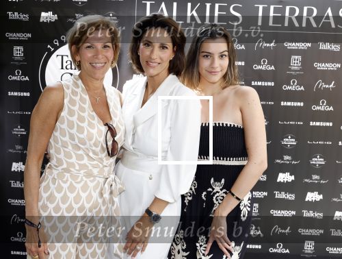 Amsterdam 6 juni 2024
Talkies terras awards bij het College Hotel . Kristina Bazilovic  en   Katharine Melu Pilates en dochter