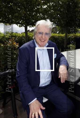Fijnaart 31 mei 2024
BBQ bij fam Bauer in de tuin . Frans Bauer maakt samen met Lee Towers bekend dat hij dit jaar twee keer in Ahoy op graat treden. Aanwezig Frans Bauer Mariska Bauer Christiaan Bauer ( met vriendin Kim) Frans Bauer jr Jan Bauer en Lucas Bauer .